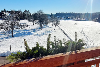 Ausblick vom Balkon in die Winterlandschaft