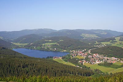 Blick vom Hochfirst auf den Titisee mit Feldberg im Hintergrund